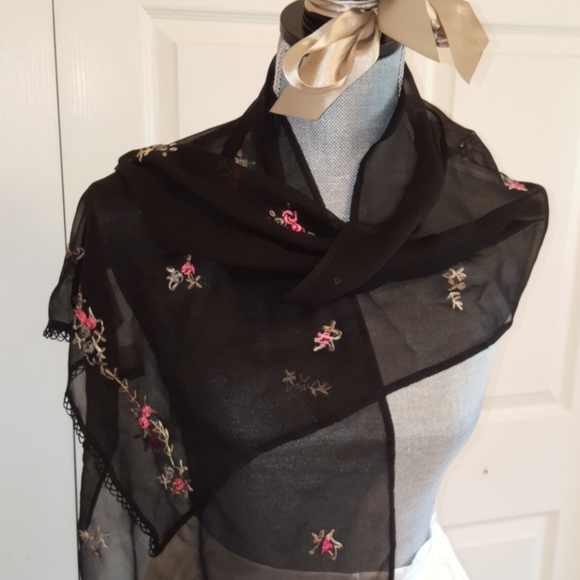 ❤️ NWT Liz Claiborne Sheer Black Embroidered Scarf - Picture 2 of 9